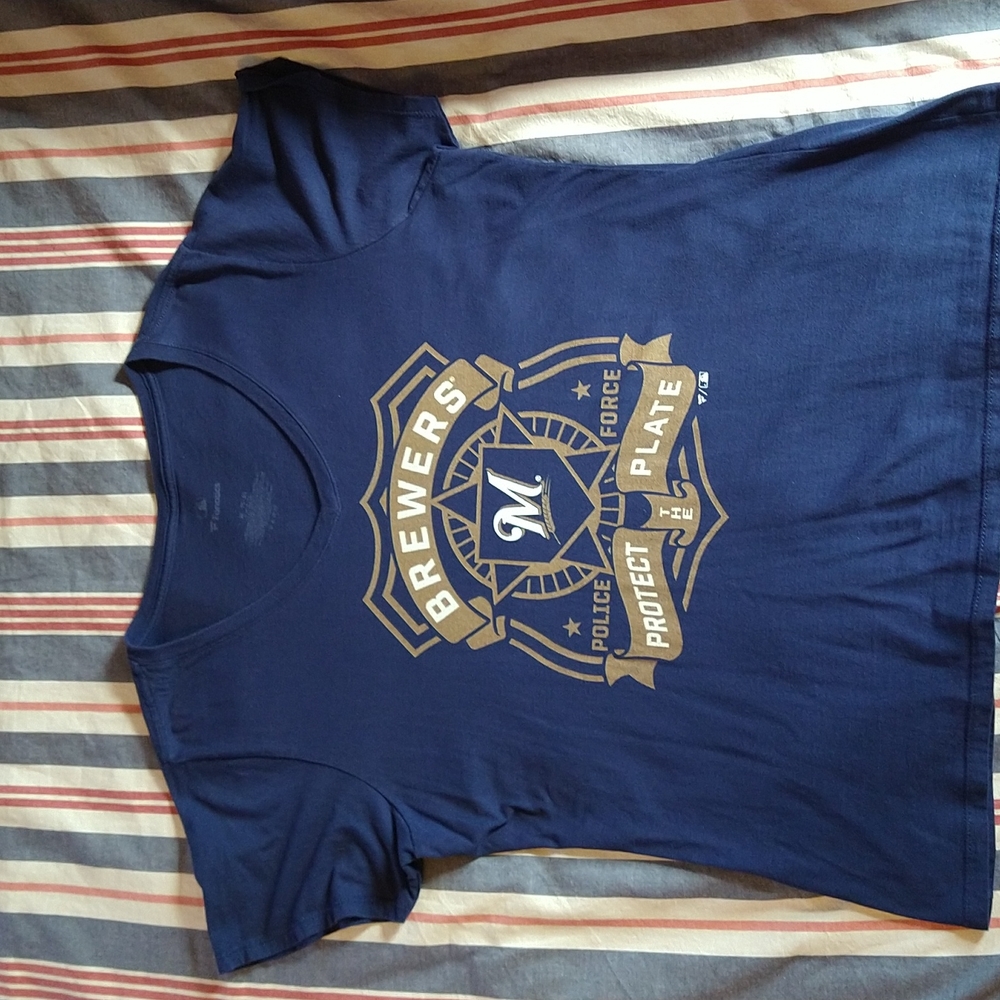 Ladies XL  V- neck t-shirt Milwaukee Brewers ,Fanatics brand.